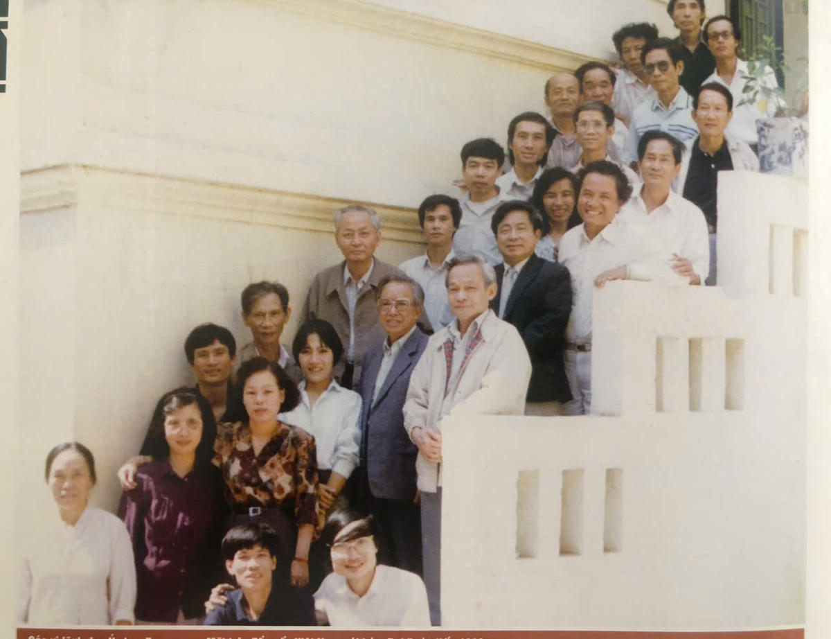 Tổng Biên tập Nguyễn Ngọc Thạch (người đứng đầu ngoài cùng bên phải, từ dưới lên) đón Chủ tịch Lê Quang Đạo đến thăm báo Đại đoàn kết năm 1992.