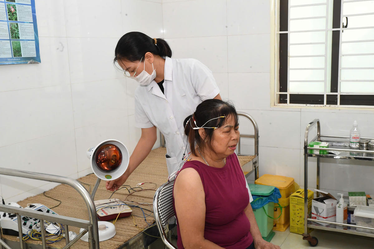 Người dân tới thăm khám tại các trạm y tế xã Hà Nội ngày càng gia tăng. Ảnh: Phạm Sỹ