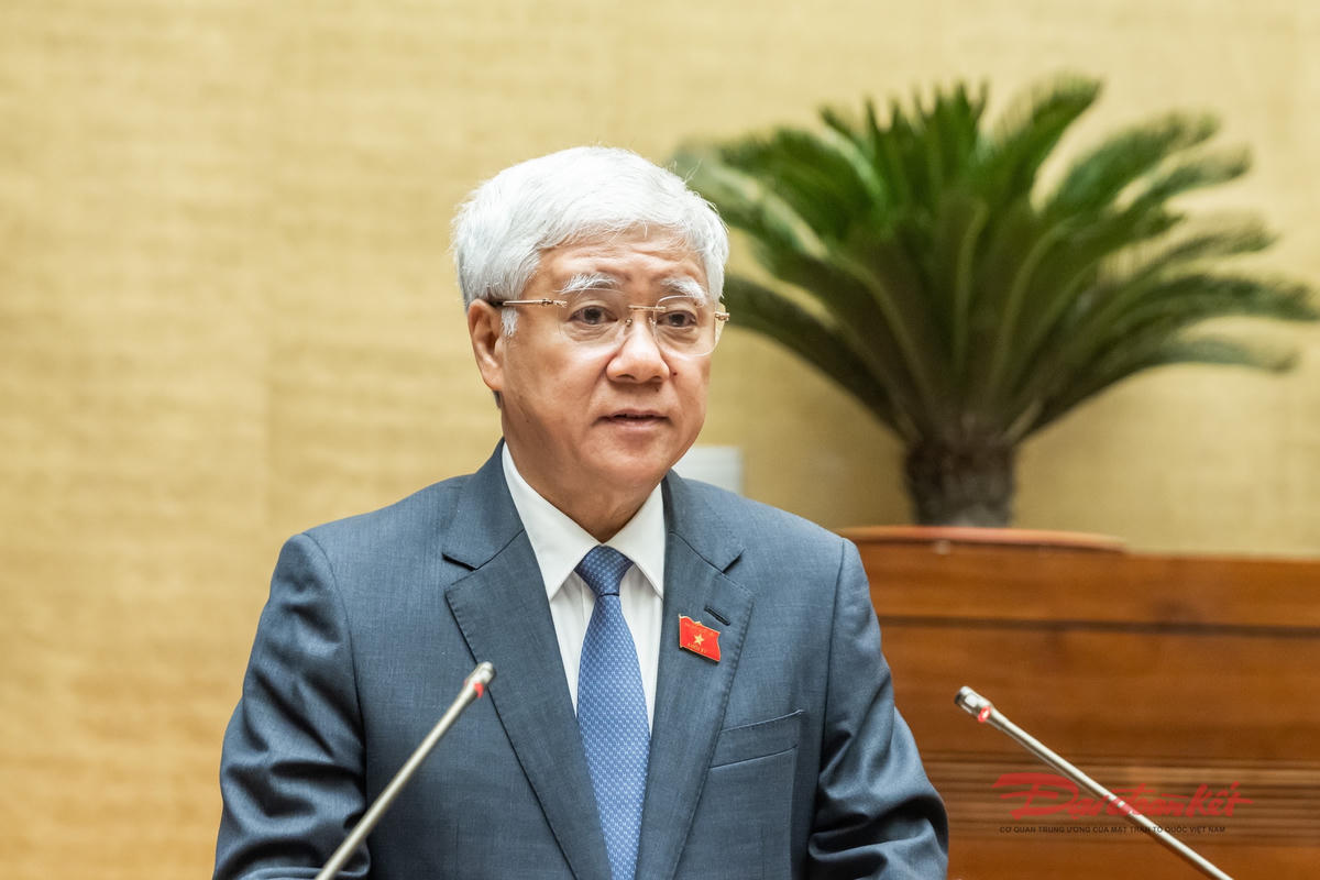 Ủy viên Bộ Chính trị, Bí thư Trung ương Đảng, Chủ tịch Ủy ban Trung ương Mặt trận Tổ quốc Việt Nam Đỗ Văn Chiến trình bày Báo cáo tổng hợp ý kiến, kiến nghị của cử tri và Nhân dân gửi đến Kỳ họp thứ 10, Quốc hội khóa XV. Ảnh: Quang Vinh.