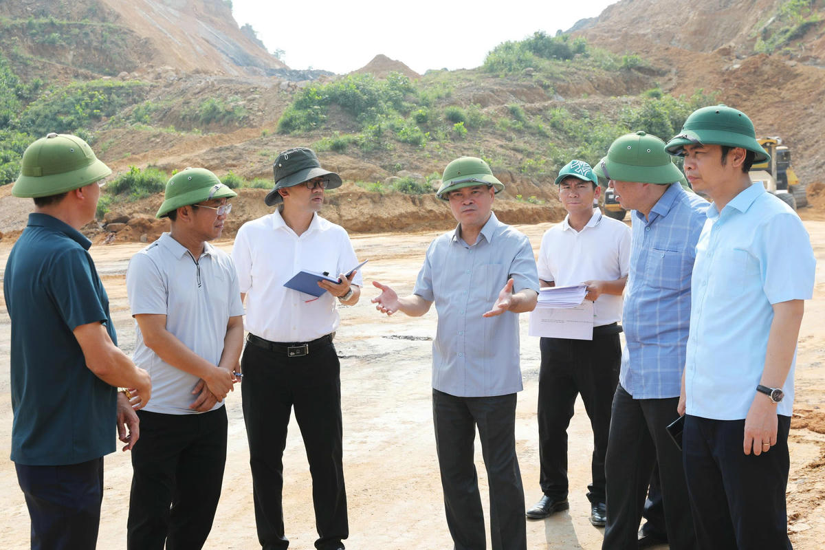 Chủ tịch UBND tỉnh Quảng Ninh Bùi Văn Khắng yêu cầu dự án hoàn thành trước tháng 6/2026 để đưa vào khai thác, phát huy hiệu quả sau đầu tư. Ảnh: Đỗ Phương