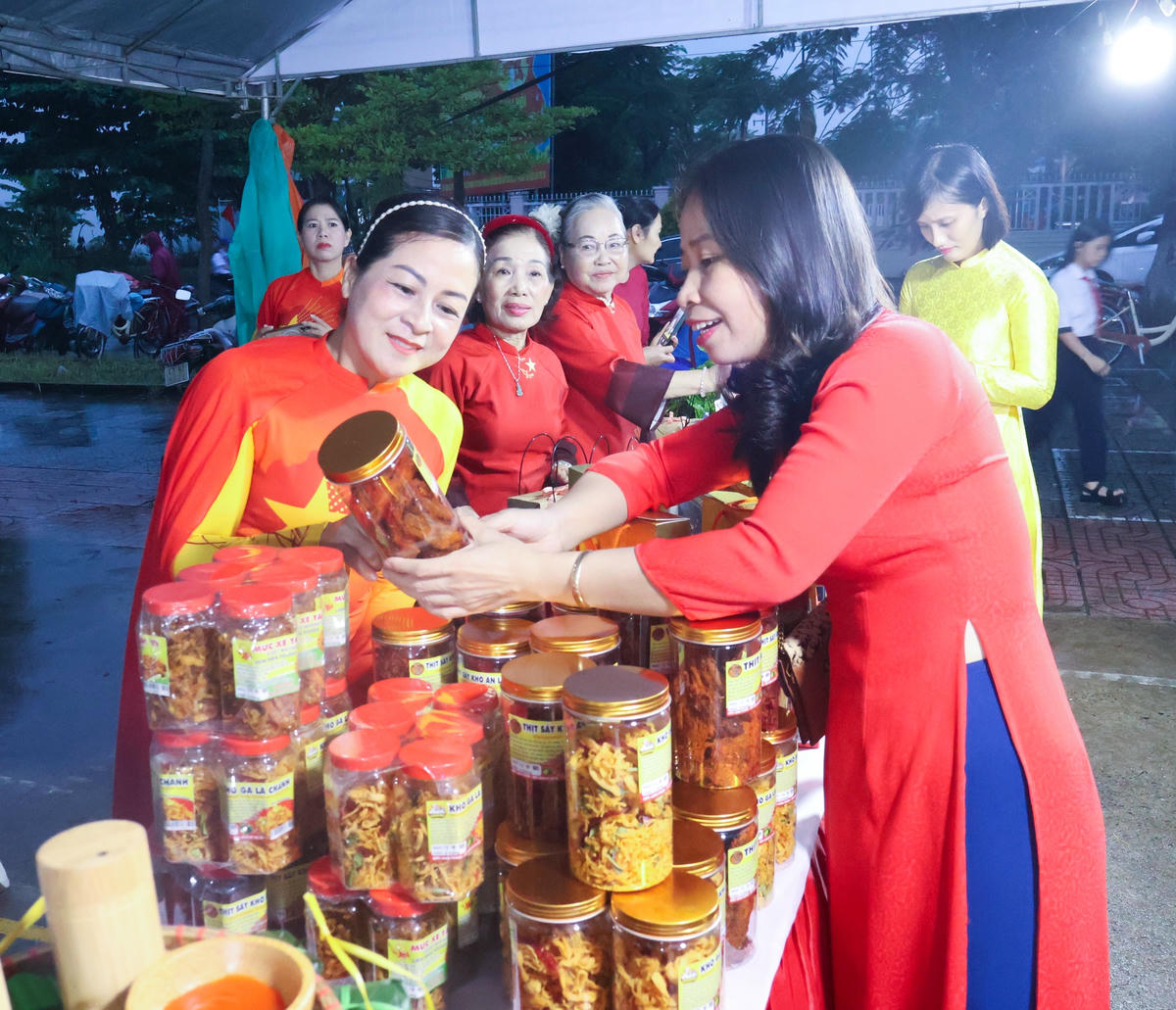 Giới thiệu sản phẩm tại ngày hội. Ảnh: Cẩm Vân.