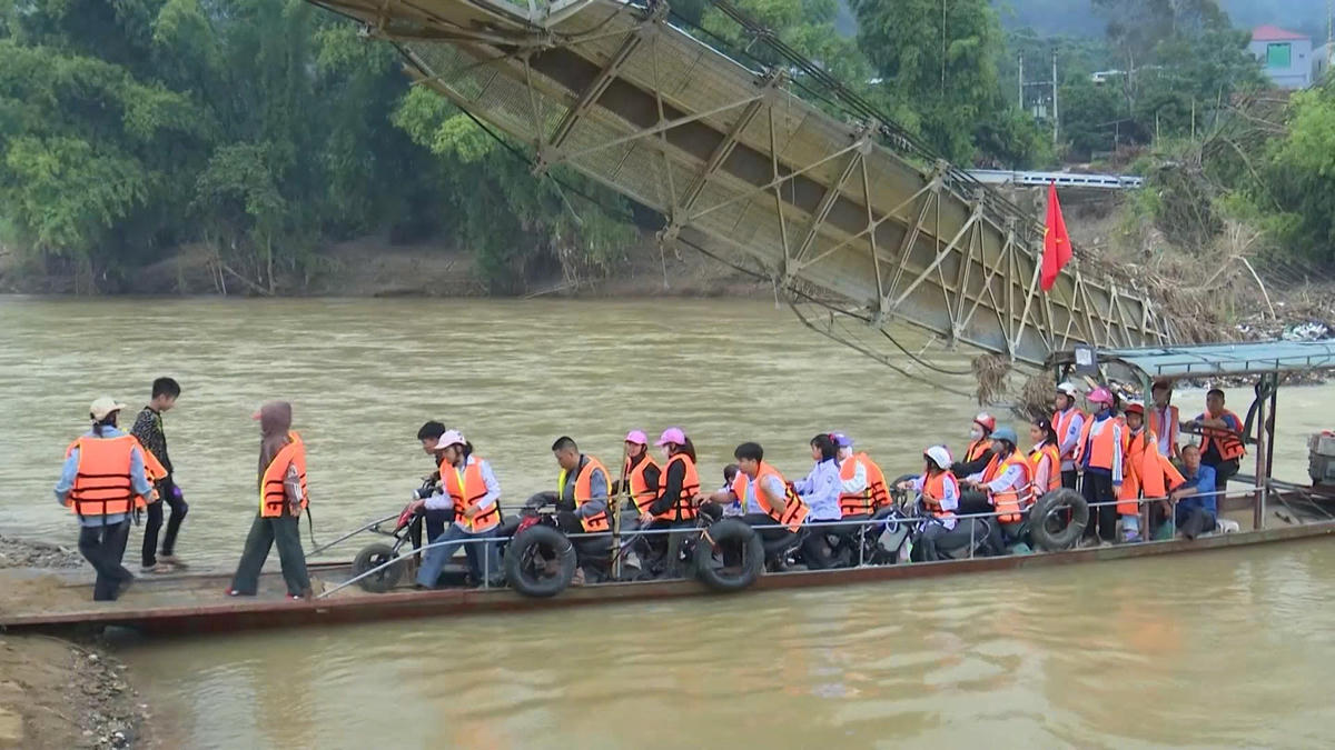 Mỗi khi nước dâng cao Ban Chỉ huy Phòng thủ khu vực 2 - Sông Mã lại đưa các em các sông đi học. Ảnh: Cao Thiên - Dương Linh.
