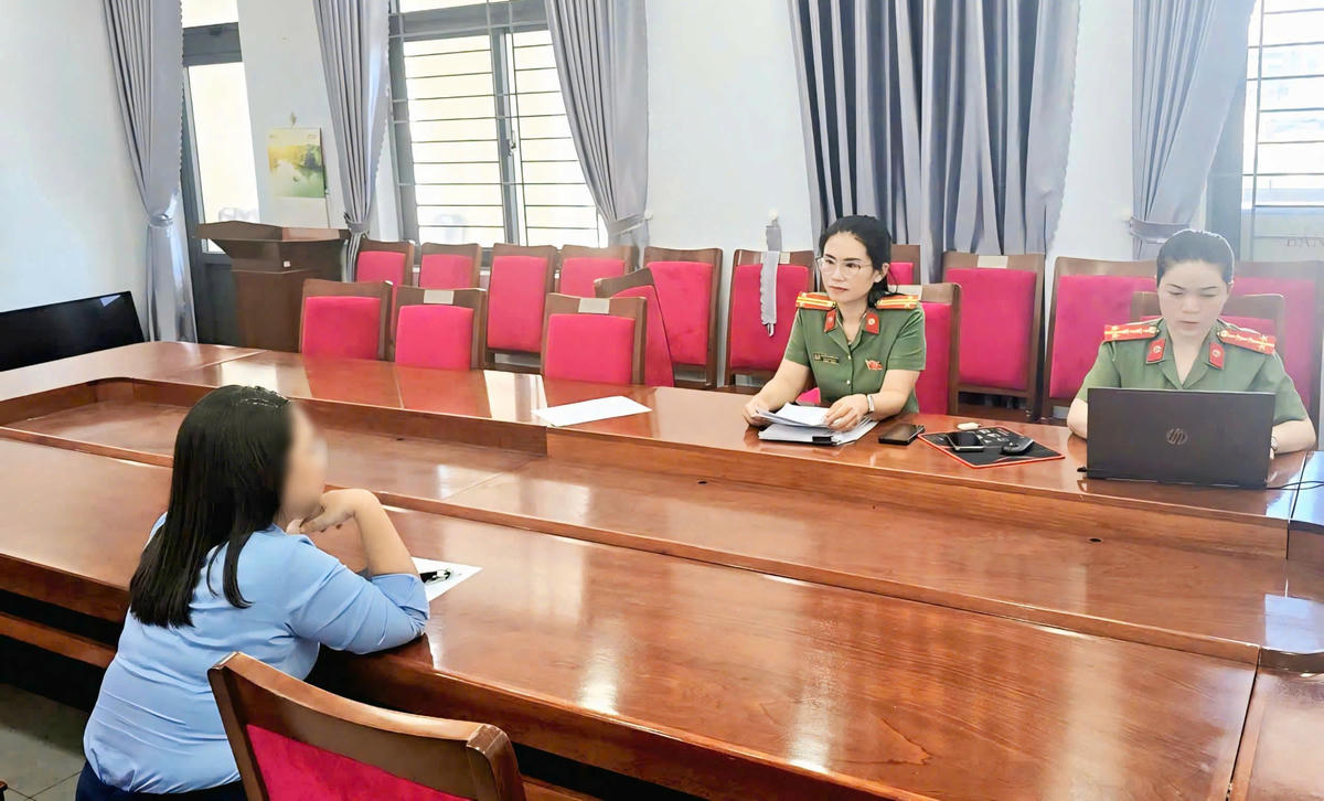 Công an TP Đà Nẵng làm việc với khách hàng. Ảnh: Nguyễn Tú.