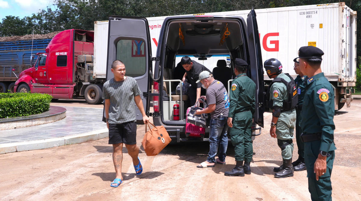 Các công dân được hồi hương ở cửa khẩu Xa Mát. Ảnh: M.P.