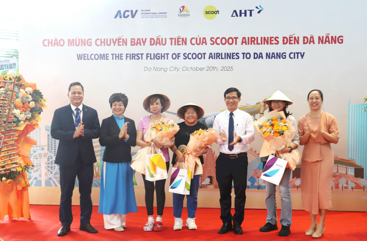 Lãnh đạo các đơn vị chúc mừng các du khách trên đường bay mới. Ảnh: Nguyễn Tú.