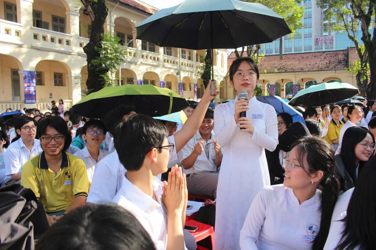 Chương trình thu hút đông đảo các em học sinh tham gia (tại điểm trường THPT Lê Hồng Phong, TPHCM). Ảnh: L.Phú.