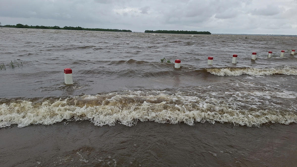 Ông Đặng Văn Hòa, Chi cục trưởng Chi cục Thủy lợi và Biến đổi khí hậu cho biết, do ảnh hưởng của hoàn lưu bão số 12 kết hợp không khí lạnh tăng cường và nhiễu động gió Đông khu vực từ Hà Tĩnh đến Quảng Ngãi khả năng cao xảy ra mưa lớn diện rộng, kéo dài.&nbsp;Ảnh: N.H.