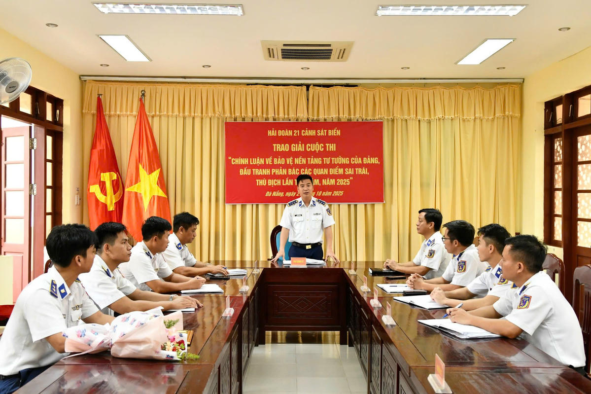 Thượng tá Nguyễn Hồng Nam, Phó Chính ủy Hải đoàn 21 phát biểu tại trao giải. Ảnh: CV.