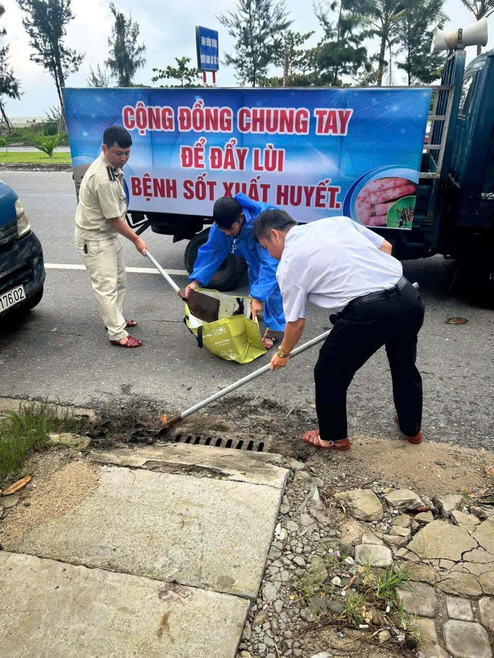 Lực lượng phường Thanh Khê khơi thông các cửa thu nước. Ảnh: Nguyễn Tú