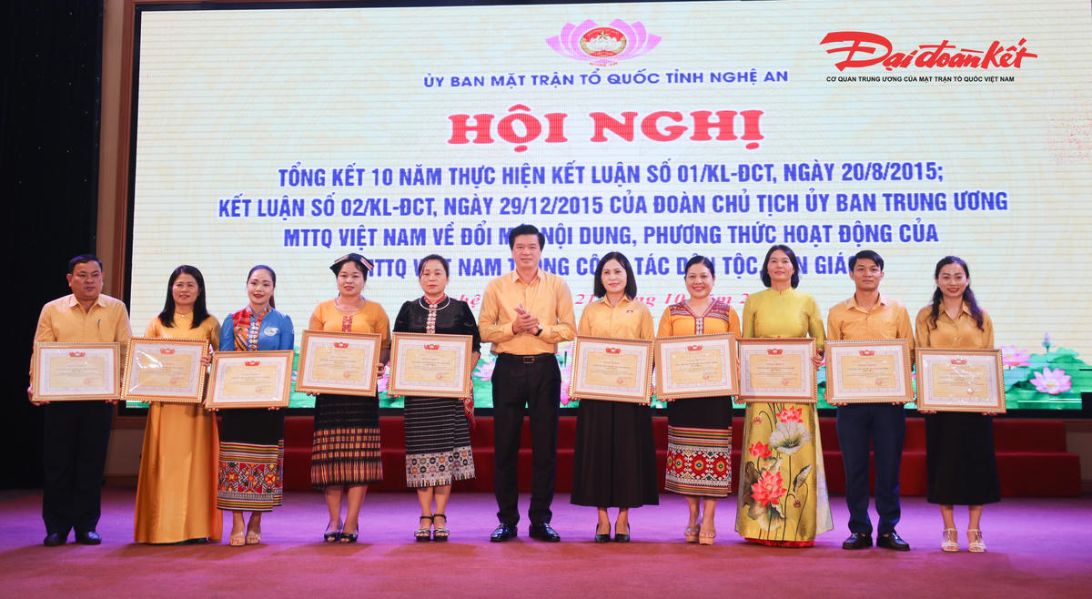 Ông Nguyễn Đình Hùng -&nbsp; Uỷ viên Ban Thường vụ Tỉnh uỷ, Phó Chủ tịch Thường trực Ủy ban MTTQ tỉnh Nghệ An trao&nbsp;Bằng khen cho 10 tập thể có thành tích trong việc thực hiện Kết luận 01/KL-ĐCT và Kết luận 02/KL-ĐCT. Ảnh: ĐB