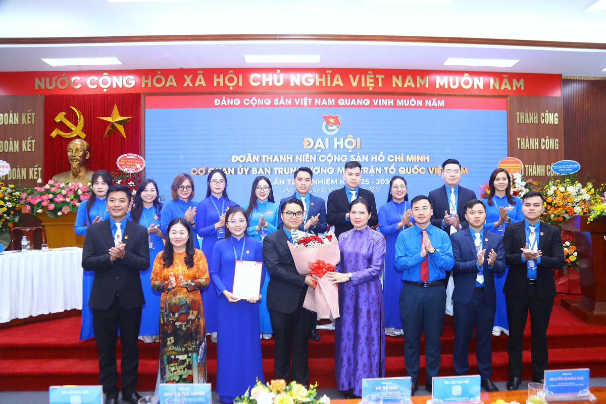 Đồng chí Hà Thị Nga tặng hoa chúc mừng Ban Chấp hành Đoàn TNCS Hồ Chí Minh Cơ quan Ủy ban Trung ương MTTQ Việt Nam nhiệm kỳ 2025 – 2030.&nbsp;Ảnh: Lê Khánh.