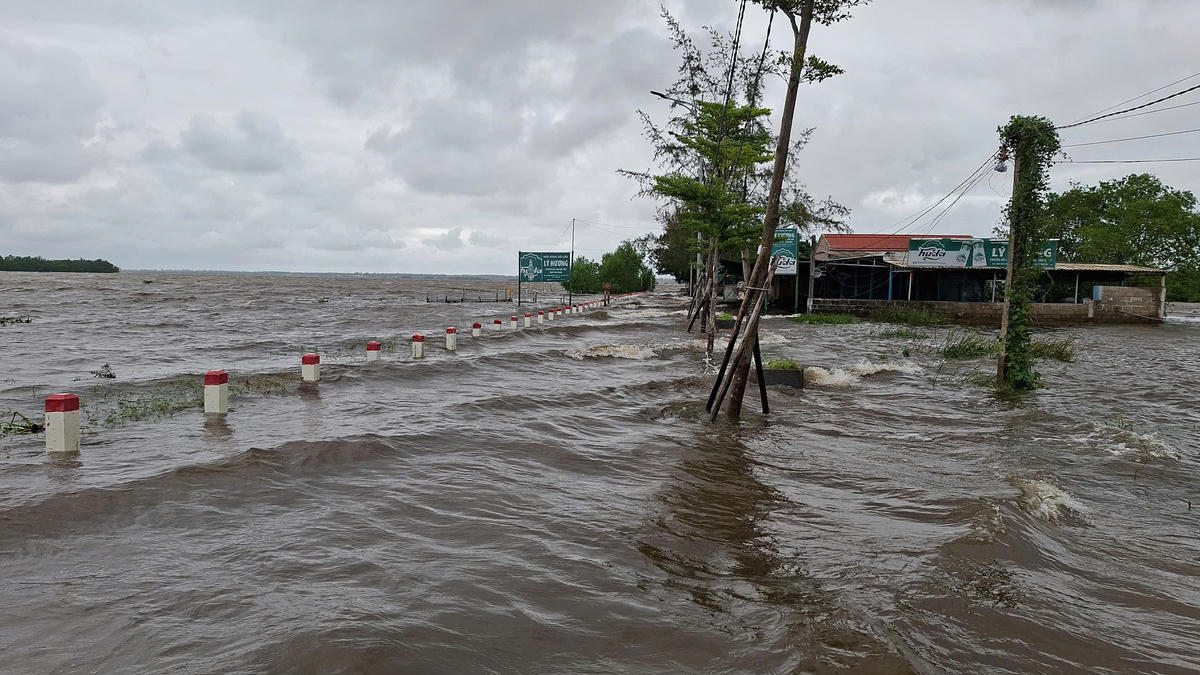 Ghi nhận tại khu vực dọc phá Tam Giang (xã Đan Điền, TP Huế), trong ngày 21/10, mưa, kèm triều cường khiếnnhiều tuyến đường và 3 hàng quán ở khu vực Tam Giang nước dâng cao gây ngập từ 0,5 - 0,8m.&nbsp;Ảnh: N.H.