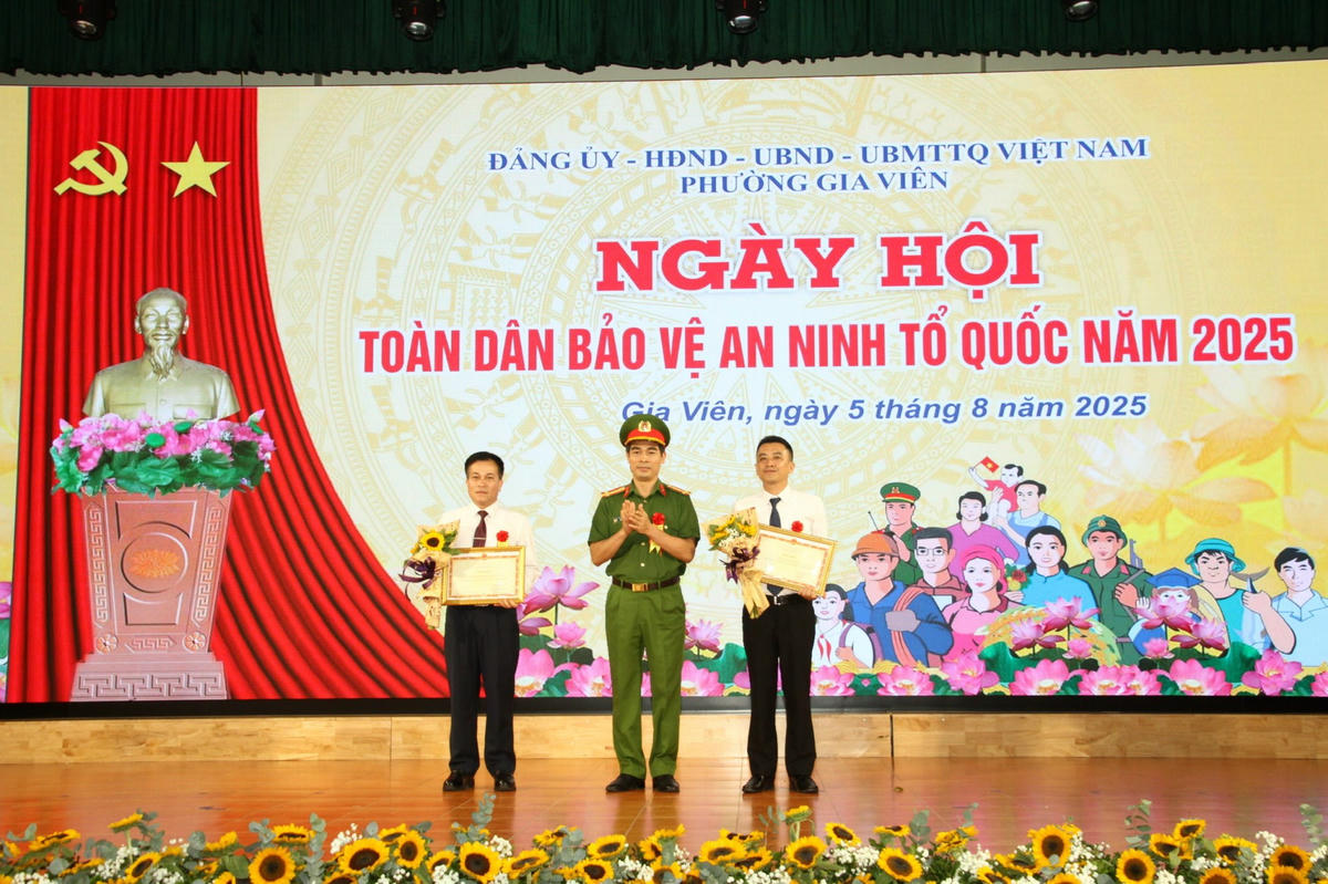 Lãnh đạo Công an TP Hải Phòng trao Bằng khen tại Ngày hội toàn dân bảo vệ ANTQ năm 2025 tại phường Gia Viên. Ảnh: CTV. 