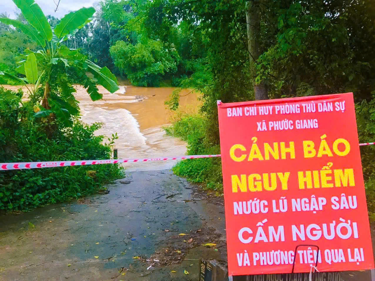 Những khu vực ngập nước được đặt biển cảnh báo. Ảnh: CV.