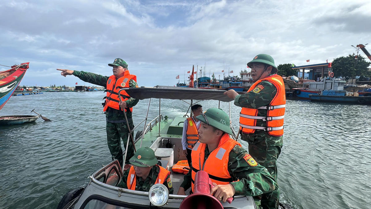 Lực lượng BĐBP tỉnh Quảng Ngãi đang kêu gọi tàu thuyền vào cập cảng trú bão số 12. Ảnh: CV.