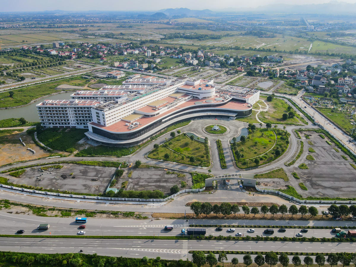 Mới đây, vào ngày 5/10, Văn phòng Chính phủ đã có văn bản số 537/TB-VPCP, thông báo kết luận của Phó Thủ tướng Chính phủ Lê Thành Long tại cuộc họp về tình hình triển khai dự án đầu tư xây dựng cơ sở 2 Bệnh viện Bạch Mai. Ảnh: Đình Minh