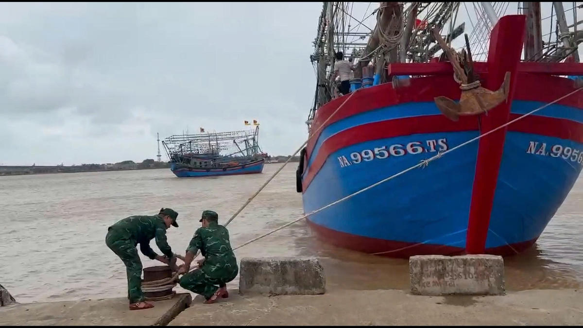 Cán bộ chiến sĩ Biên phòng phối hợp với địa phương và các lực lượng kêu gọi sắp xếp tàu thuyền về ấu trú bão. Ảnh: BPQT.