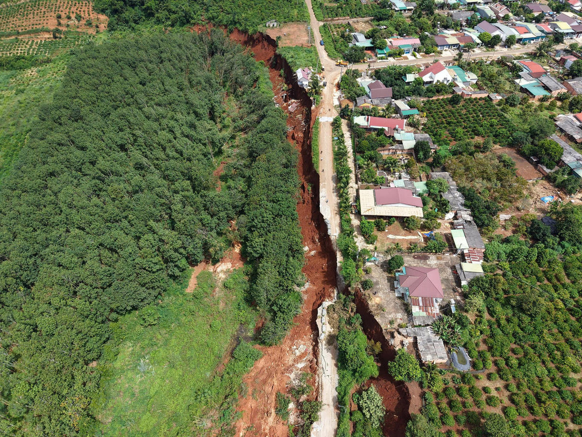 Khu vực Tuyến đường vào Trạm 500kV Ia Ly bị sạt lở nghiêm trọng. Ảnh: Đình Sang.