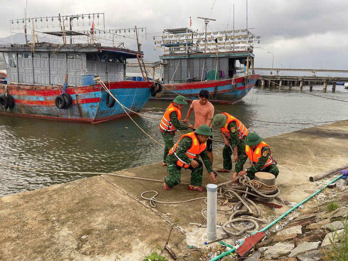 Đại tá Hoàng Minh Hùng, Chỉ huy trưởng Ban Chỉ huy Bộ đội Biên phòng TP Huế cho biết, hiện toàn bộ phương tiện tàu thuyền của ngư dân TP Huế vào nơi neo đậu an toàn. Ban Chỉ huy Bộ đội Biên phòng chỉ đạo các đơn vị chủ động nắm chắc tình hình, phối hợp với chính quyền địa phương rà soát, lên phương án kịp thời hỗ trợ, di dời người dân ở khu vực xung yếu đến nơi an toàn.&nbsp;Ảnh: N.H.
