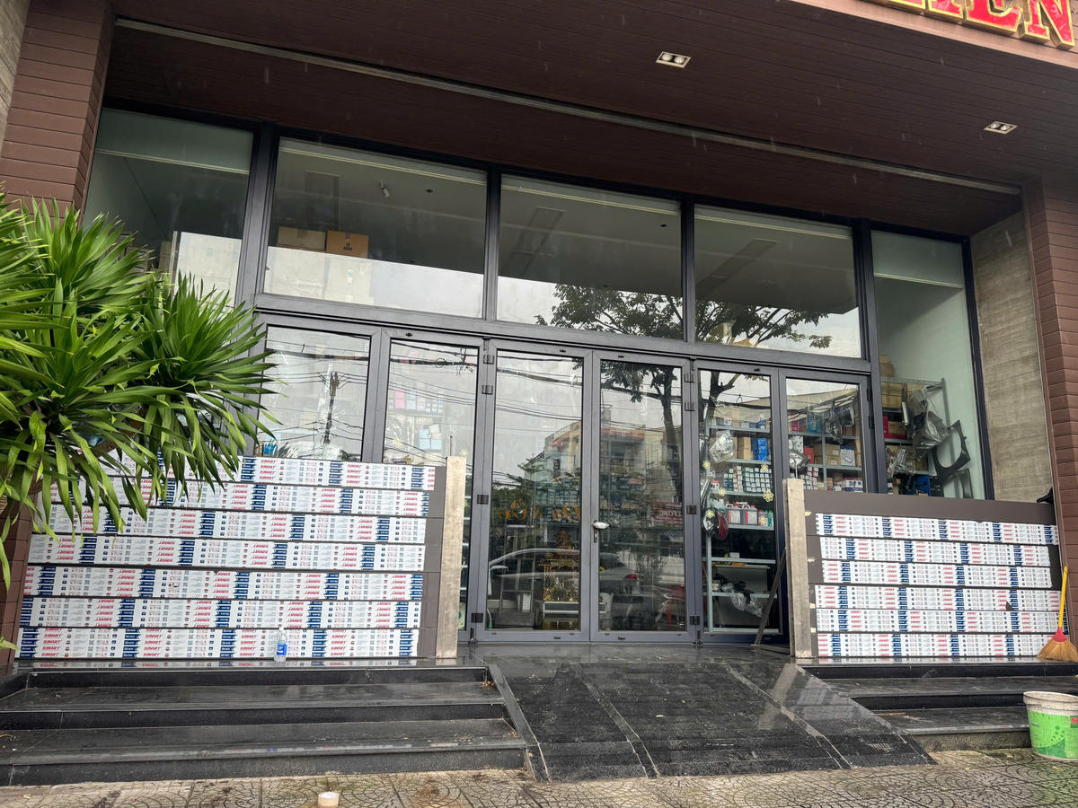 Các cửa hàng cũng lắp đặt cửa ngăn nước đề phòng mưa lớn. Ảnh: Nguyễn Tú