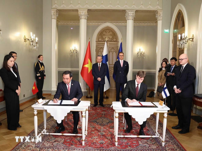 Tổng Bí thư Tô Lâm và Tổng thống Cộng hòa Phần Lan Alexander Stubb chứng kiến lễ ký Bản ghi nhớ về hợp tác song phương trong lĩnh vực môi trường, đa dạng sinh học và biến đổi khí hậu giữa Bộ Nông nghiệp và Môi trường Việt Nam và Bộ Môi trường Phần Lan. (Ảnh: Thống Nhất/TTXVN)