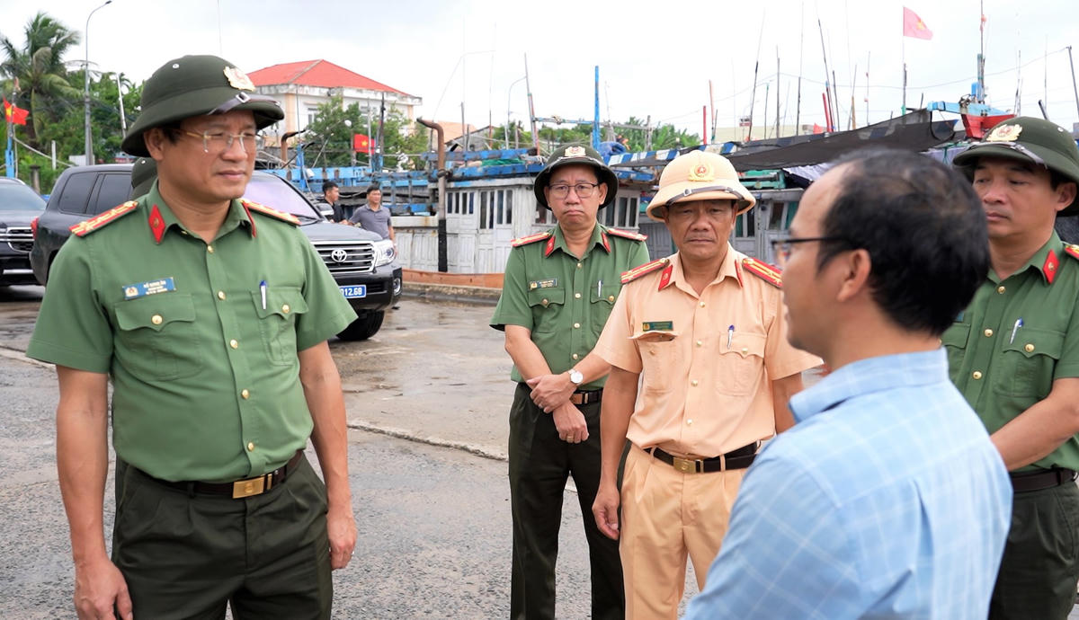 Đại tá Hồ Song Ân, Giám đốc Công an tỉnh Quảng Ngãi kiểm tra khu neo đậu tàu thuyền trên địa bàn tỉnh. Ảnh: CV.