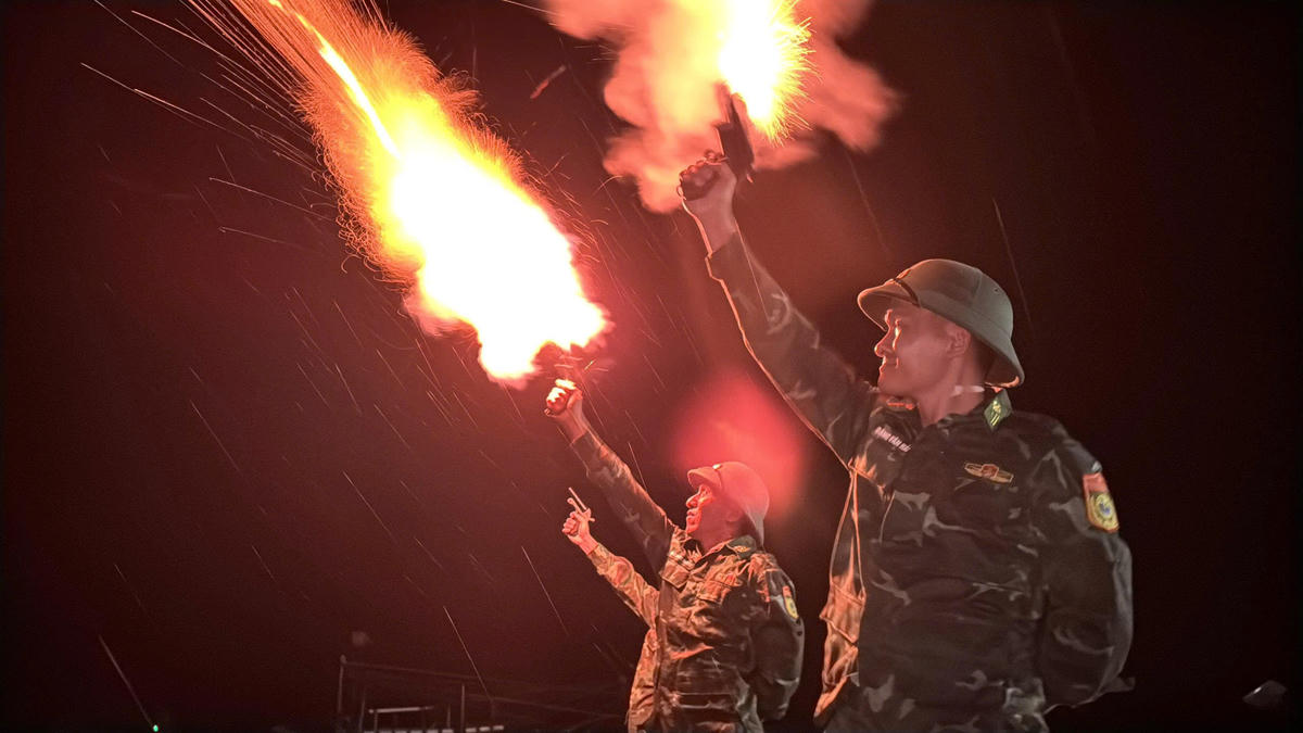 Lực lượng BĐBP tỉnh Quảng Ngãi bắn pháo sáng kêu gọi tàu thuyền vào trú bão. Ảnh: CV.