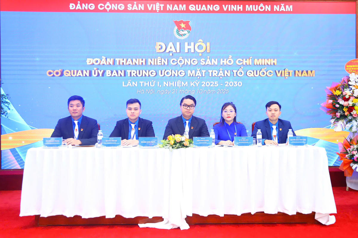 Đoàn Chủ tịch ra mắt Đại hội, thông qua chương trình làm việc, điều hành các nội dung của Đại hội. Ảnh: Lê Khánh.