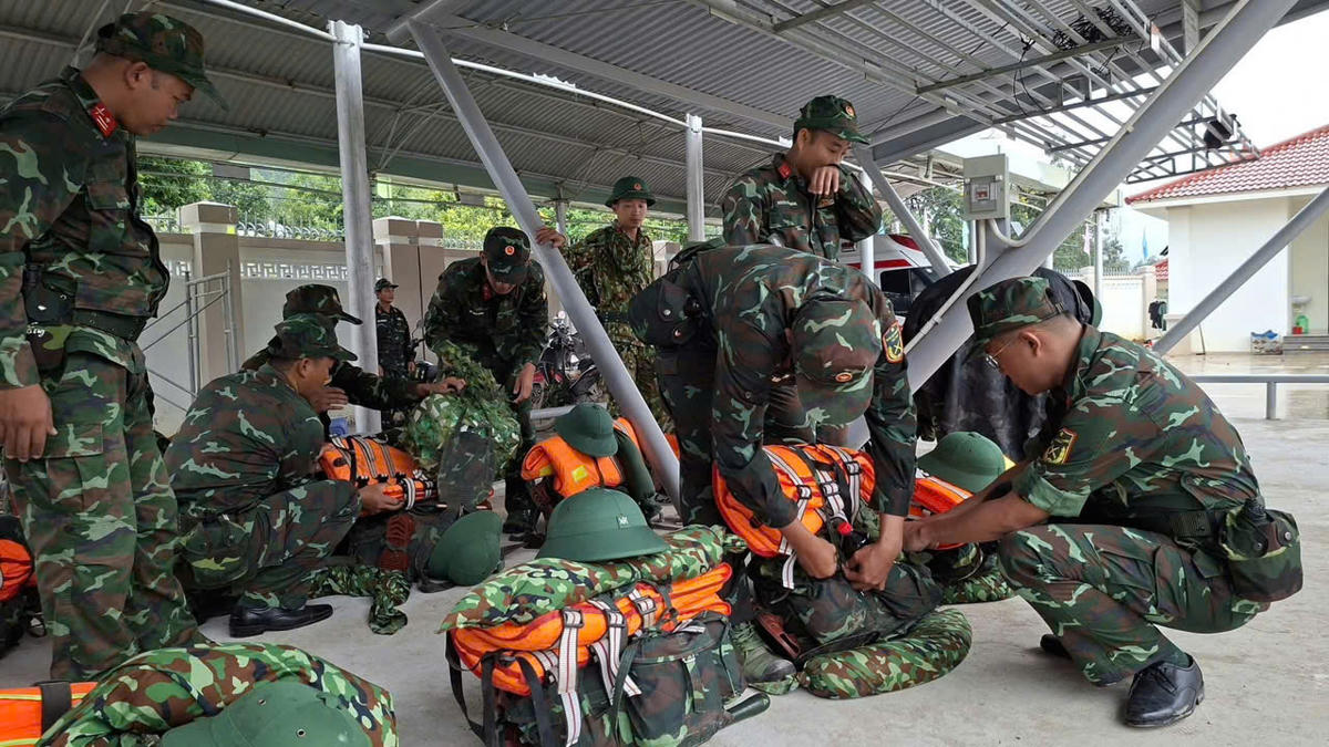 Lực lượng chức năng Đà Nẵng thường trực ứng cứu tình huống khẩn cấp do mưa lớn gây ra. Ảnh: CV.