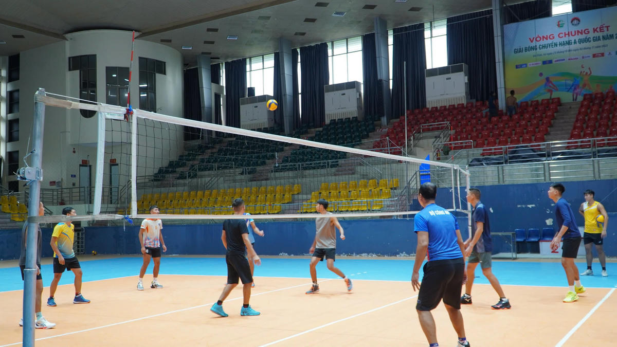Các đội bóng chuyền nam tập luyện tại Nhà thi đấu Thể dục Thể thao Hà Tĩnh vào chiều 21/10. Ảnh: HN.