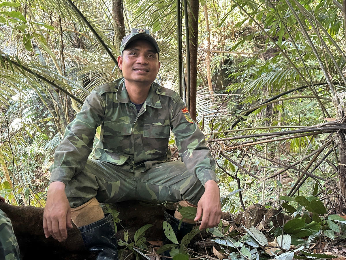 Anh Hốih Trân kể về công việc bảo vệ rừng ở VQG Sông Thanh. Ảnh: CV.