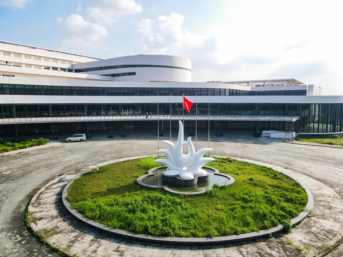 Phó Thủ tướng Lê Thành Long nhấn mạnh, việc hoàn thành và đưa vào sử dụng cơ sở 2 của Bệnh viện Bạch Mai không chỉ là nhiệm vụ về tiến độ đầu tư công mà còn có ý nghĩa quan trọng trong việc nâng cao năng lực khám chữa bệnh, giảm tải cho cơ sở chính tại Hà Nội và tạo điều kiện thuận lợi cho người dân các tỉnh phía Nam đồng bằng sông Hồng, Bắc Trung Bộ như Ninh Bình, Thanh Hóa, Nghệ An được tiếp cận dịch vụ y tế chất lượng cao ngay tại địa phương. Ảnh: Đình Minh