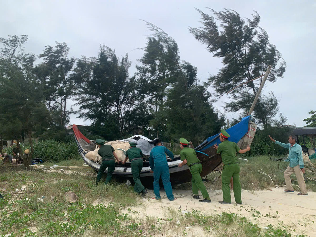 Hiện các địa phương tại TP Huế rà soát, cập nhật phương án ứng phó với bão, nước dâng và ngập lụt đối với 10.132 hộ với 32.697 nhân khẩu, tập trung tại khu vực ven biển, đầm phá, vùng trũng thấp, có nguy cơ sạt lở đất, nhằm bảo đảm an toàn cho người dân khi bão đổ bộ và mưa lớn kéo dài.&nbsp;Ảnh: N.H.