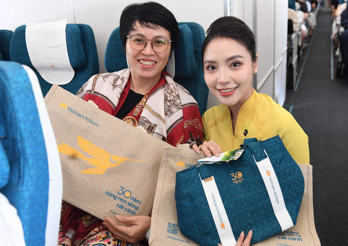 Hành khách thích thú khi nhận được các món quà nhỏ mang ý nghĩa bảo vệ môi trường từ Vietnam Airlines.