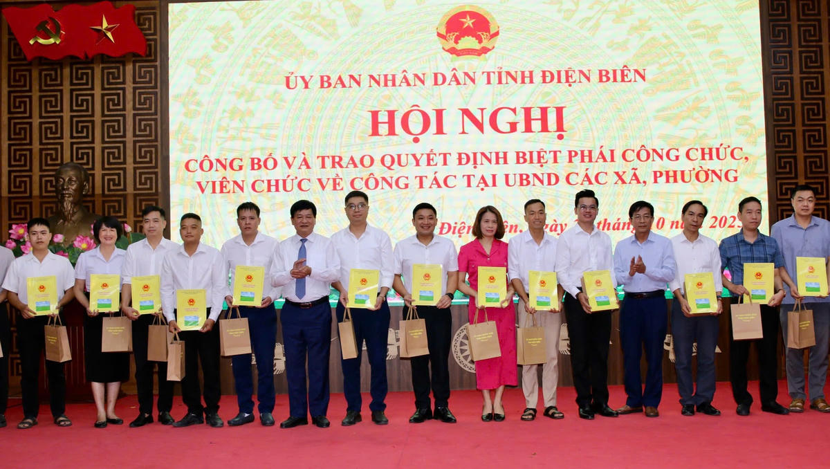 Các cán bộ được biệt phái nhận quyết định, thực hiện nhiệm vụ trong vòng 6 tháng. Ảnh: CTV