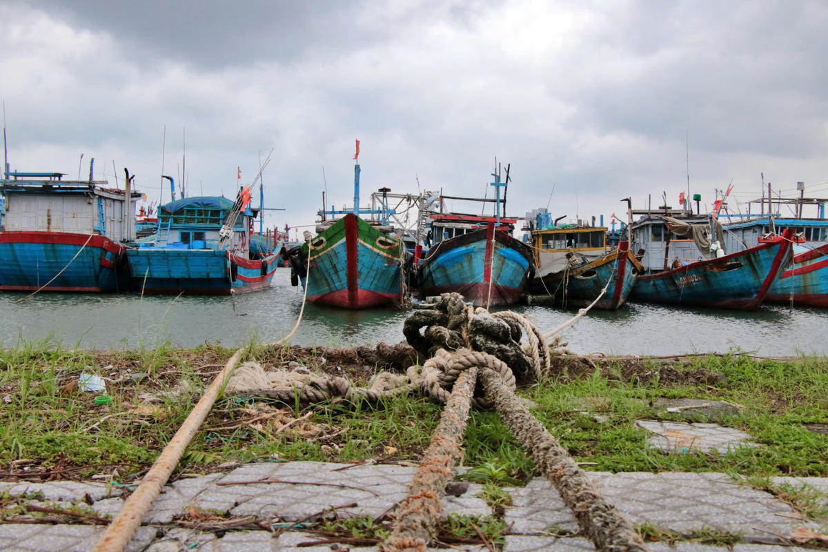 Tàu thuyền được cột dây thừng chặt tránh bị sóng lớn đánh chìm. Ảnh: Nguyễn Tín.
