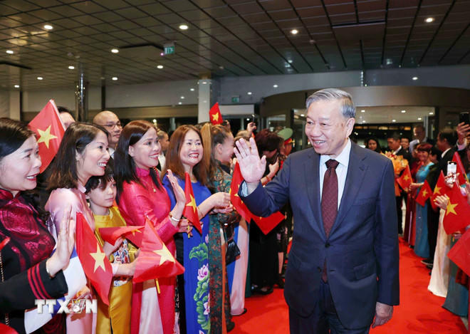 Đại sứ Phạm Thị Thanh Bình và cán bộ, nhân viên Đại sứ quán Việt Nam tại Phần Lan đón Tổng Bí thư Tô Lâm. (Ảnh: Thống Nhất/TTXVN)