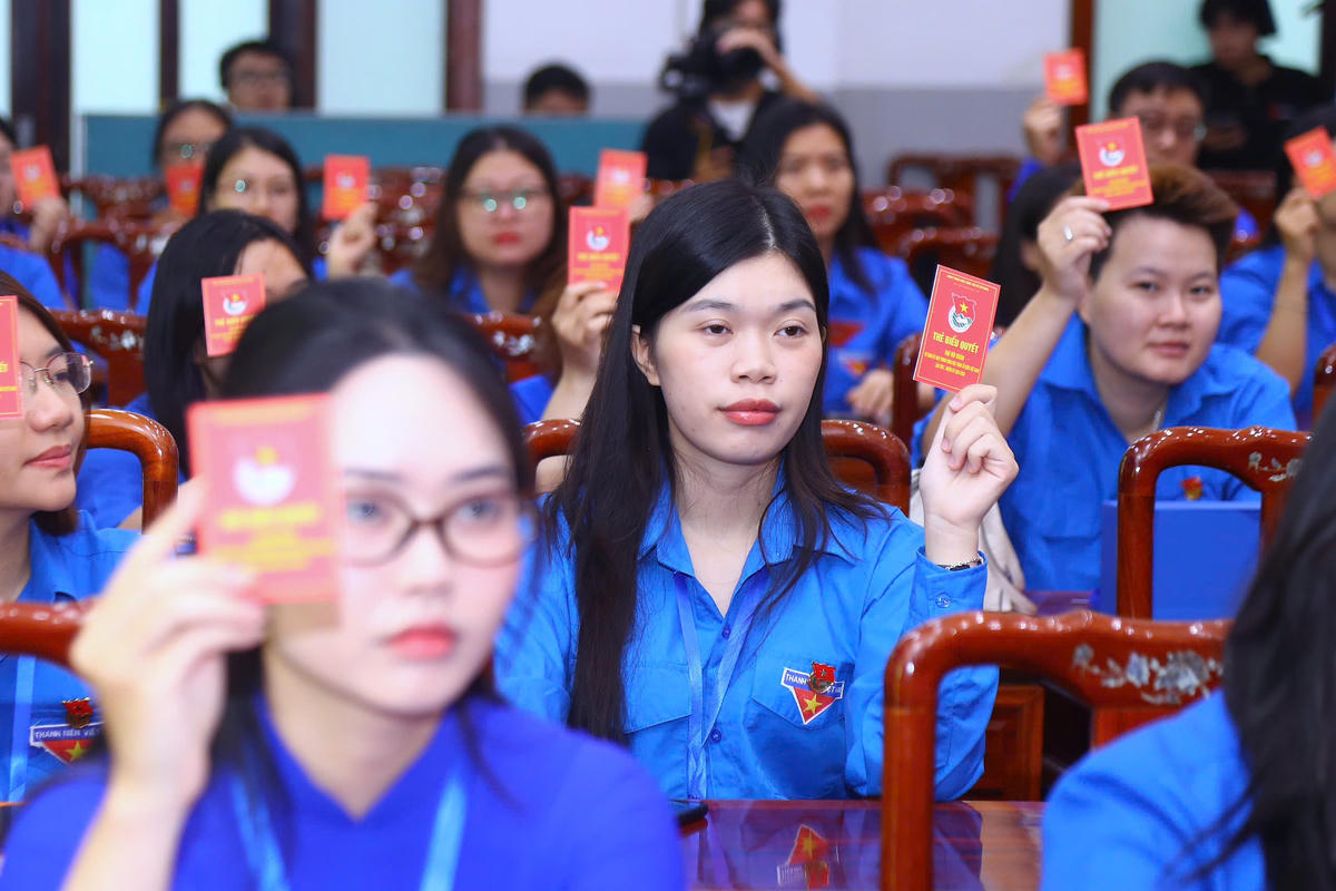 Các đại biểu biểu quyết thông qua Nghị quyết Đại hội Đoàn TNCS Hồ Chí Minh Cơ quan UBTƯ MTTQ Việt Nam lần thứ I, nhiệm kỳ 2025–2030. Ảnh: Lê Khánh.