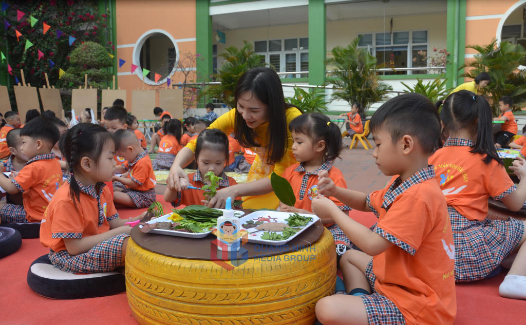 Cô và trò Trường Mầm non Bãi Cháy (Hạ Long) hoạt động trải nghiệm tại sân trường. Ảnh: BQN