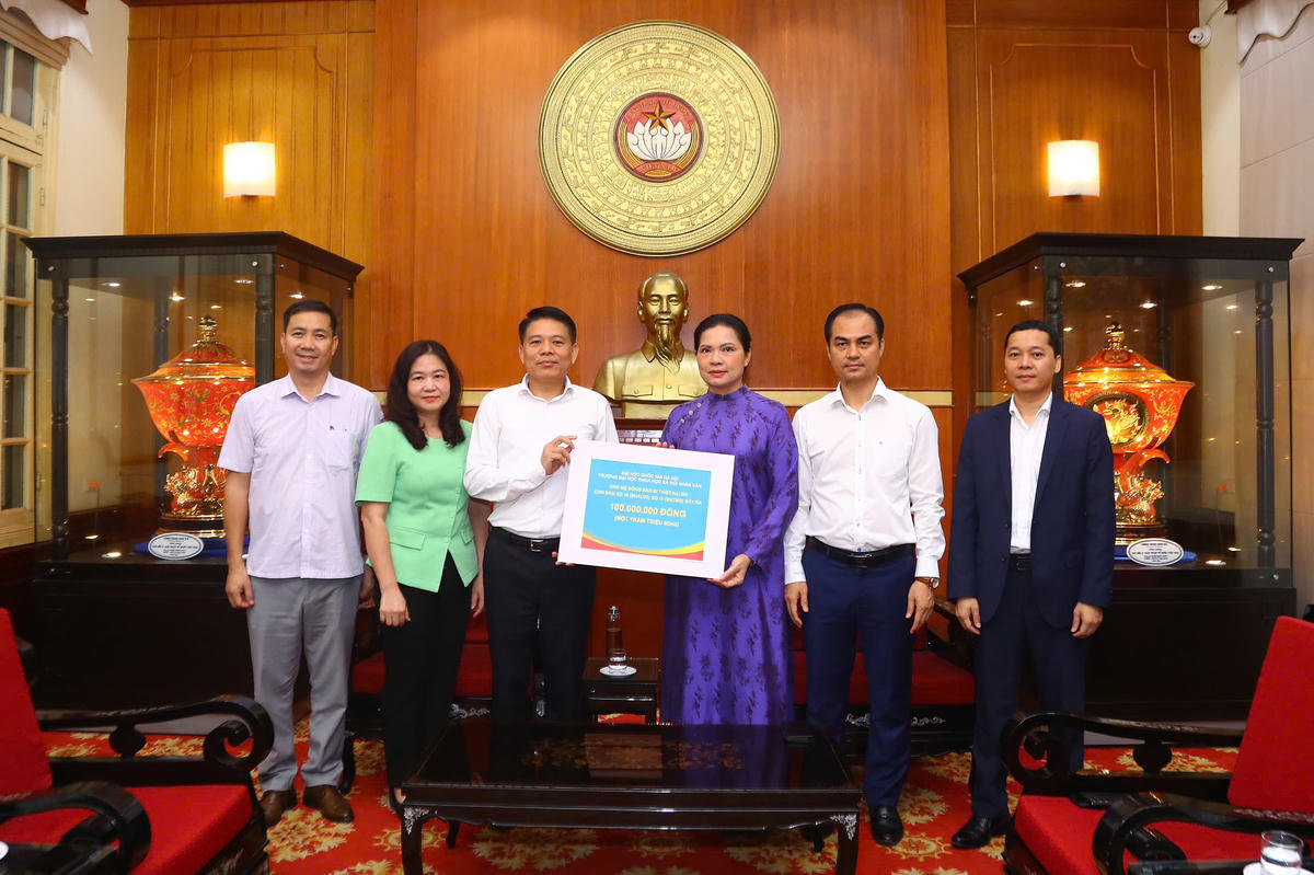 Phó Chủ tịch Hà Thị Nga tiếp nhận từ Trường Đại học Khoa học Xã hội và Nhân văn. Ảnh: Lê Khánh.