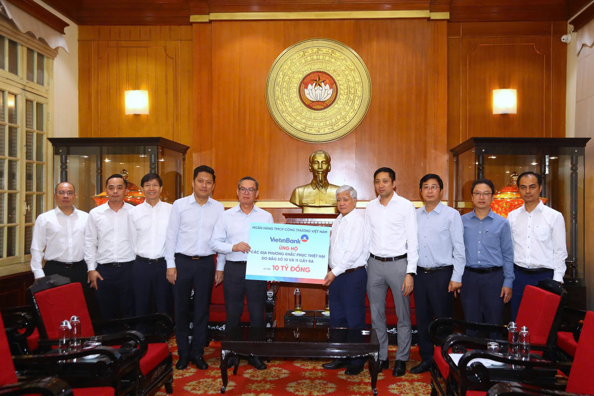 Chủ tịch Đỗ Văn Chiến tiếp nhận ủng hộ từ Ngân hàng VietinBank. Ảnh: Lê Khánh.