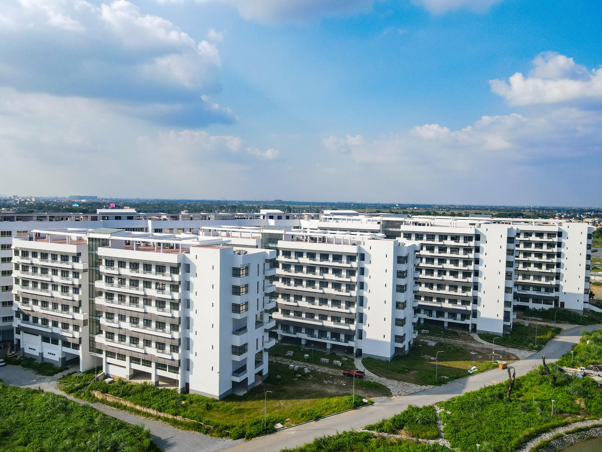 Song song với hoàn thiện cơ sở hạ tầng, bệnh viện Bạch Mai đã triển khai kế hoạch mua sắm hơn 1.100 tỷ đồng thiết bị y tế hiện đại, đồng thời tuyển dụng, đào tạo hơn 100 bác sĩ, điều dưỡng có trình độ cao để sẵn sàng tiếp nhận bệnh nhân ngay khi cơ sở mới đi vào hoạt động. Đồng thời, Bệnh viện cũng phối hợp với các nhà thầu lắp đặt thiết bị, hiệu chỉnh máy móc, thử nghiệm hệ thống để đảm bảo điều kiện vận hành ổn định. Ảnh: Đình Minh