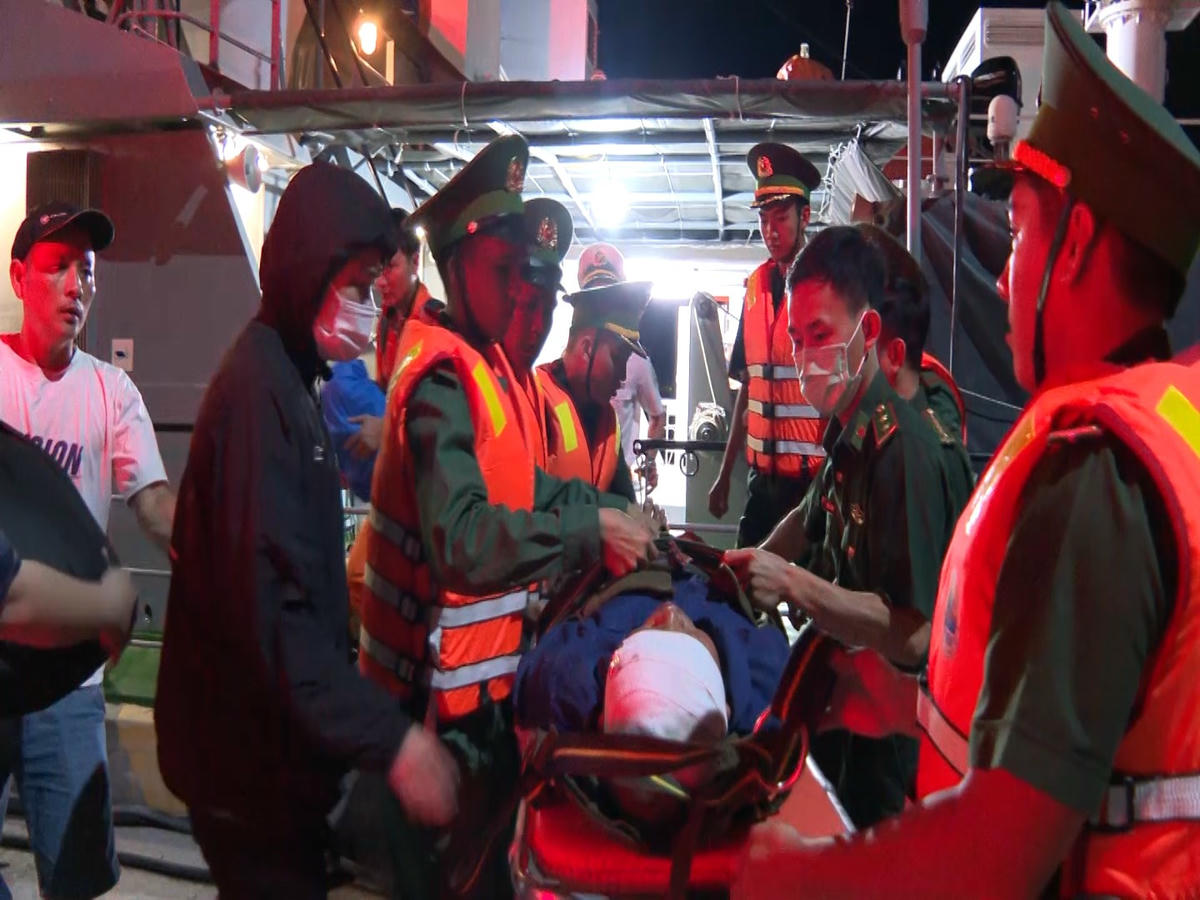 Lực lượng chức năng đưa thuyền viên Phan Văn T. đến bệnh viện cấp cứu. Ảnh: CV.
