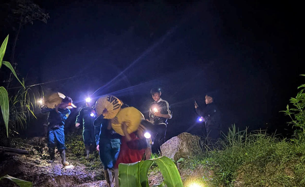 Lực lượng chức năng giúp người dân nóc Kon Pin di dời đồ đạc. Ảnh: CV.