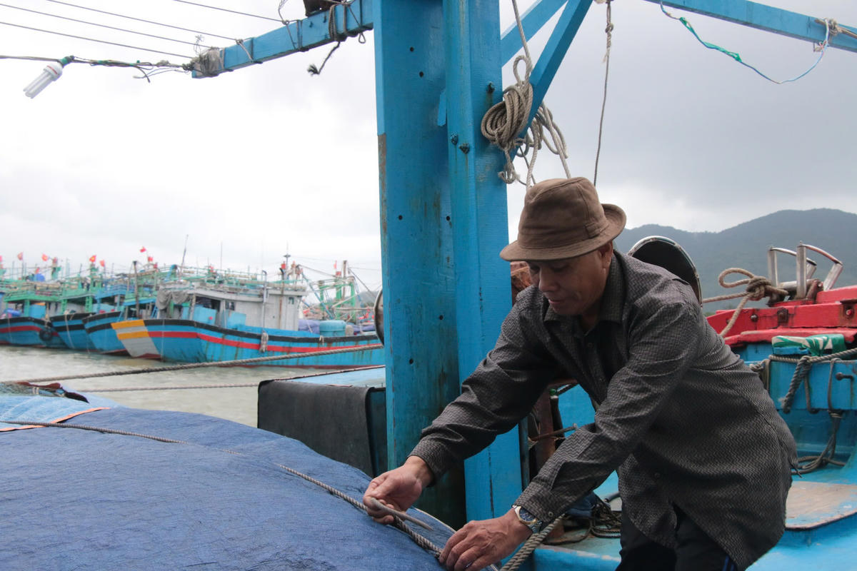 Ngư dân cột dây thừng cố định tránh va đập với tàu khác khi sóng to, gió lớn. Ảnh: Chí Đại.