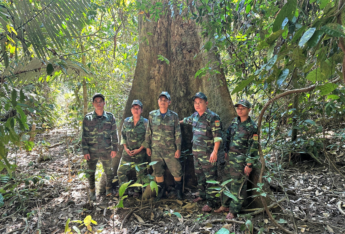 Anh Nhiếp và anh Trân tuần tra bảo vệ cây cối ở VQG Sông Thanh. Ảnh: CV.