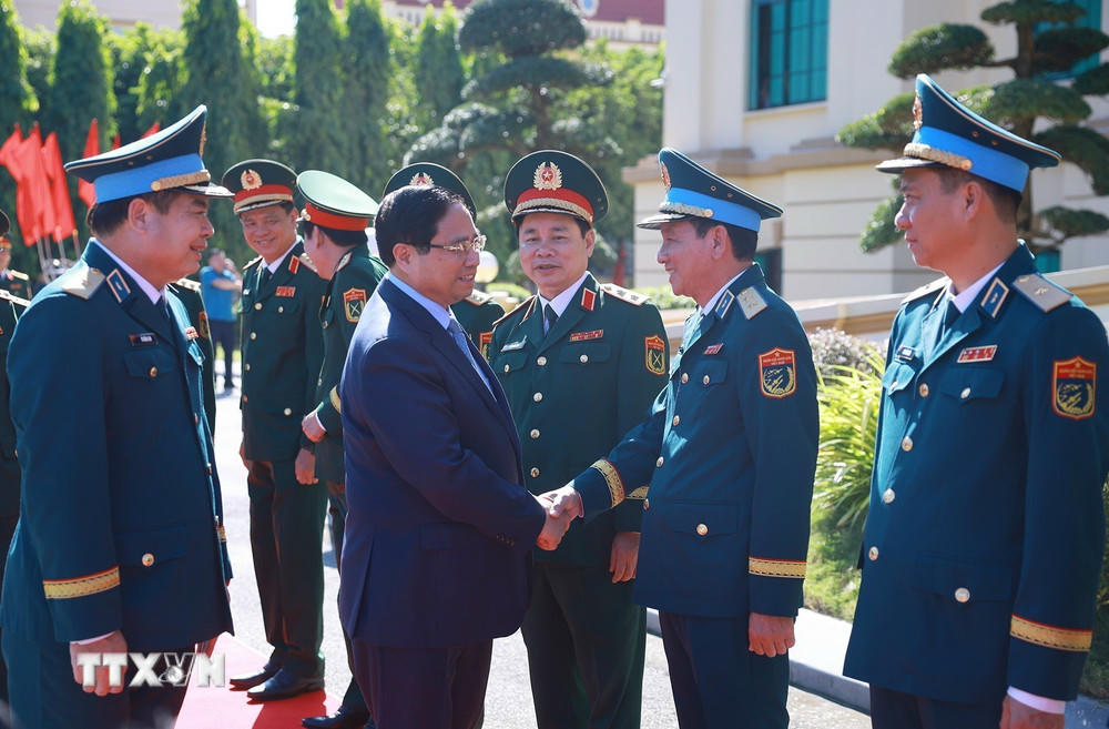 Thủ tướng Phạm Minh Chính với lãnh đạo Quân chủng Phòng không-Không quân. (Ảnh: Dương Giang/TTXVN)