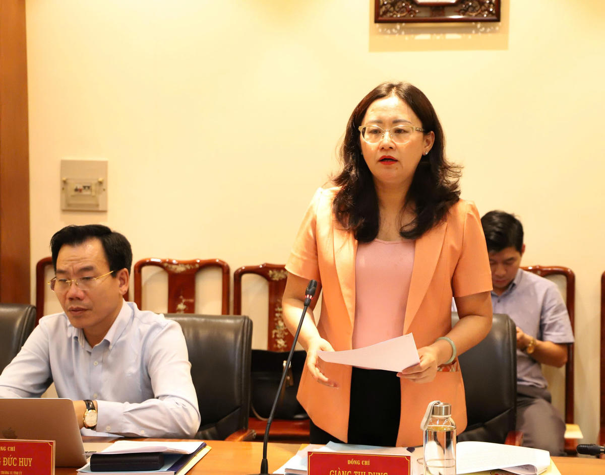 Bà Giàng Thị Dung, Phó Bí thư Tỉnh ủy, Chủ tịch Ủy ban MTTQ Việt Nam tỉnh Lào Cai trình bày các nội dung liên quan đến công tác chuẩn bị Đại hội