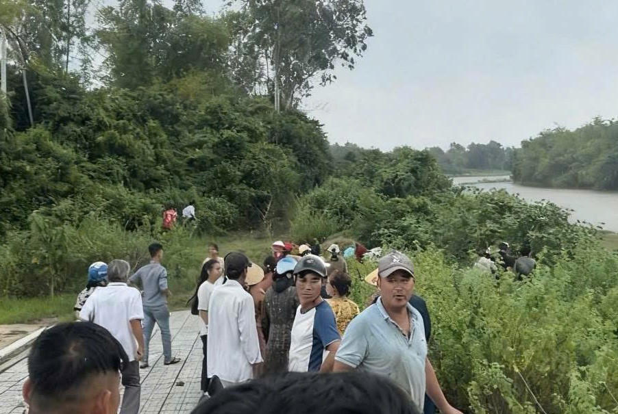 Khu vực nơi chị X. nghi trược chân ngã xuống sông. Ảnh: CV.