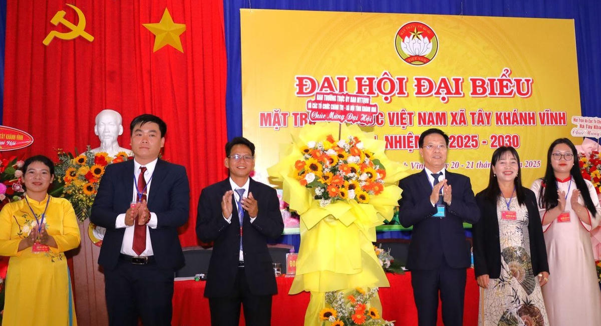 Ông Phan Thanh Liêm, Phó Chủ tịch Ủy ban MTTQ Việt Nam tỉnh, Chủ tịch Liên đoàn Lao động tỉnh Khánh Hòa tặng hoa chúc mừng đại hội. (ảnh X.H)